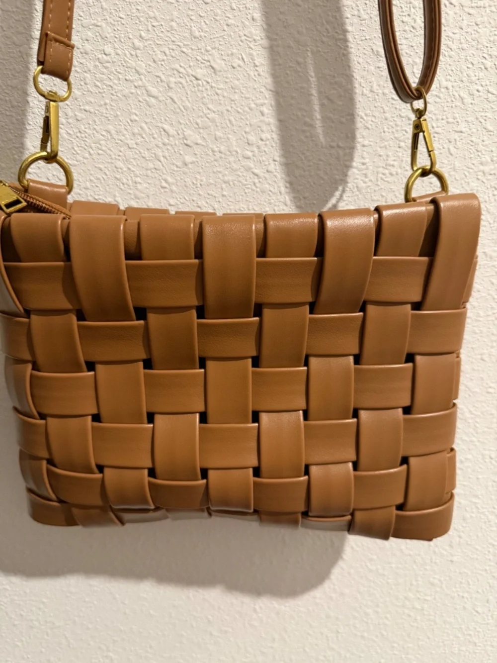 Medium tan woven style crossbody bag - Picture 2 of 3